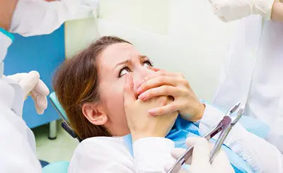 歯科治療を怖がる女性