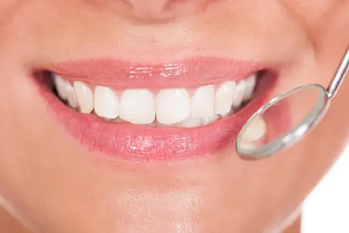 白い歯の口元