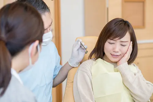 歯の治療を嫌がる女性