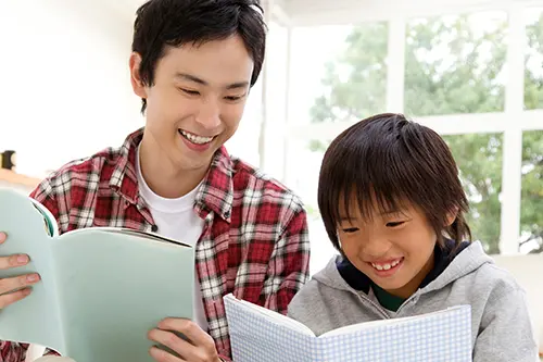 よく似た親子の写真