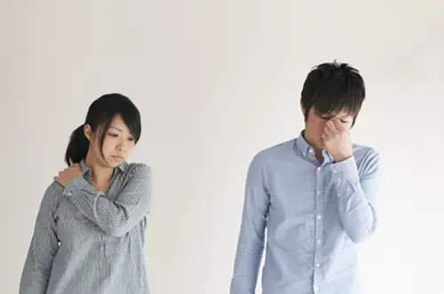 体の不調を感じる男女