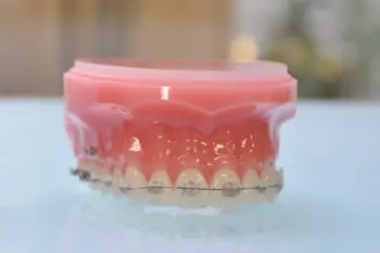 患者の話を聞く歯科医師