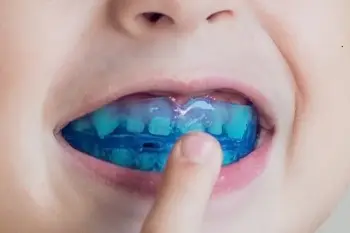 患者の話を聞く歯科医師