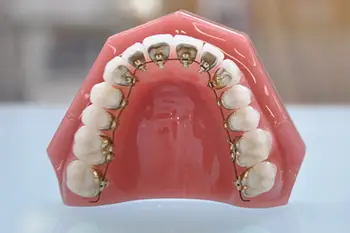 患者の話を聞く歯科医師