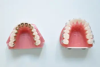 患者の話を聞く歯科医師