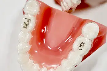 患者の話を聞く歯科医師