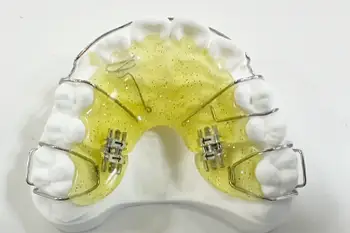 患者の話を聞く歯科医師