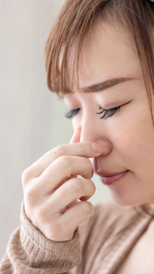 口臭を気にする女性