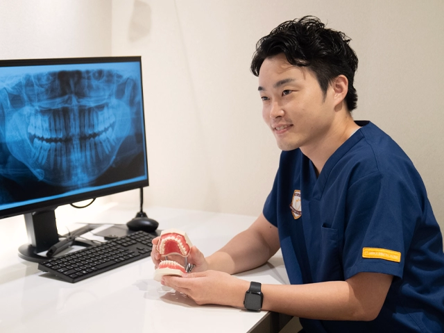 口臭のカウンセリングをする歯科医師