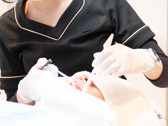 口臭改善のために歯周病治療を行う歯科衛生士