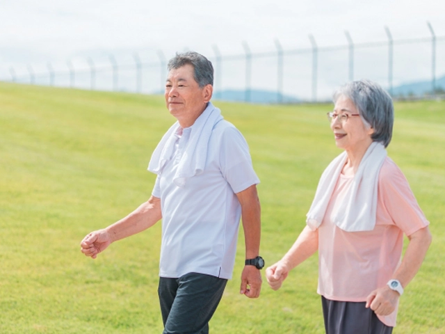 健康的なウォーキングを楽しむ老夫婦