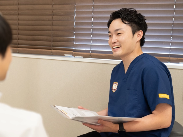 口臭に対するカウンセリングをする歯科医師