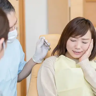歯科医師に痛みを訴える患者